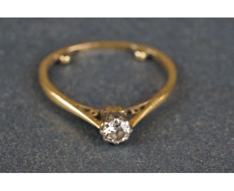 Diamond solitaire unmarked yellow gold ring, the round brilliant cut diamond weighing approx 0.33 carat, assess clarity SI1, 