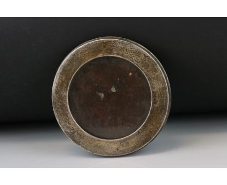 Early 20th century silver circular wall hanging photograph frame, plain polished, makers J&amp;R Griffin, Chester 1914, diame