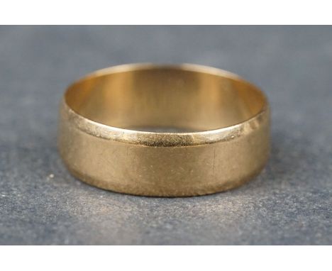 9ct yellow gold wedding band, width approx 5.7g, ring size K 
