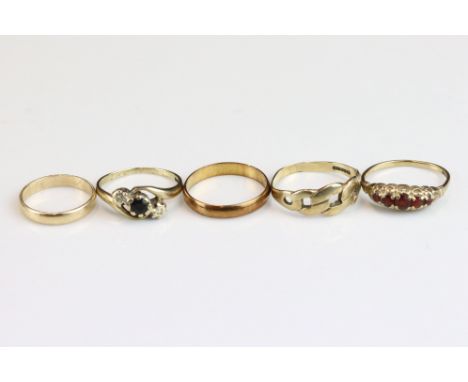 Five 9ct gold rings comprising a 9ct yellow gold wedding band, ring size G, together with a 9ct rose gold wedding band, ring 