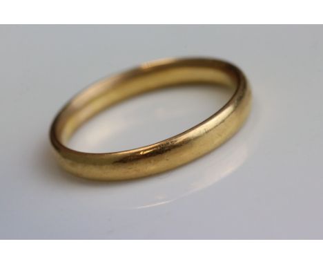 22ct yellow gold wedding band, plain polished, band width approx 3mm, ring size P 