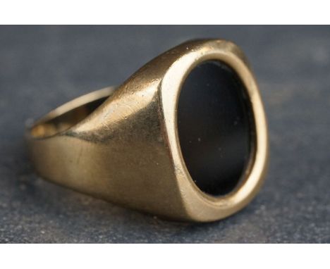 Black onyx 9ct yellow gold Gents signet ring, plain polished oval onyx panel, tapered shoulders, ring size V 