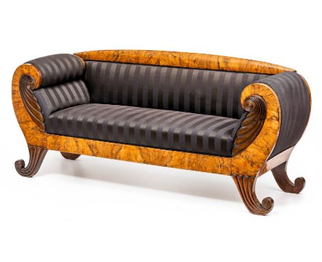 Biedermeier-Sofa  Süddeutsch, um 1830 Nussbaum. Wannenform mit nach innen gerundeten, godronierten Volutenarmlehnen und korre