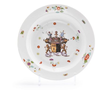 Tiefer Wappenteller "von Seydewitz"  Meissen, um 1745 Glatt. Im Spiegel das farbig und goldgemalte, von Löwen gehaltene Wappe