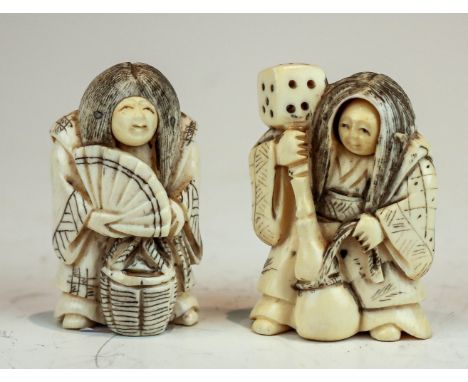 Zwei Netsuke mit drehbarem Kopf  Bein. Schauspieler mit Fächer und Korb bzw. Kalebasse und Würfel. H. 5 cm. (59694)