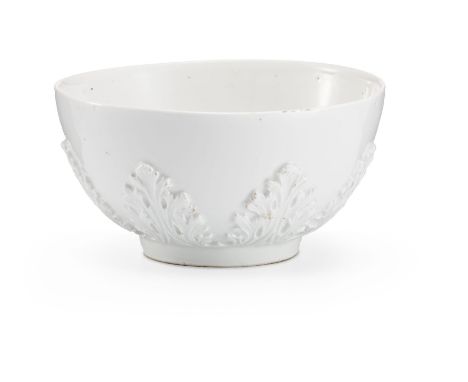 Kumme mit Akanthusrelief  Meissen, um 1725/30 Weiss. Über dem Standring umlaufender, reliefplastischer Akanthusblattkranz. H.