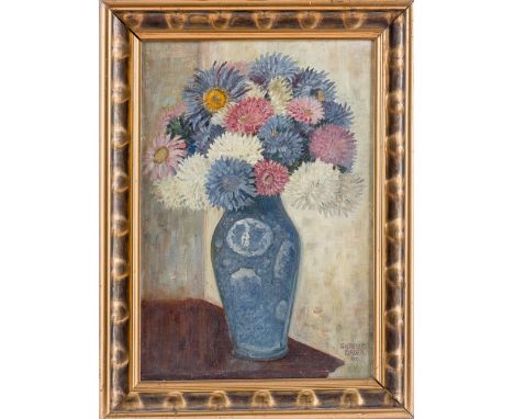 Bader, Theresia (um 1926) Chrysanthemenstrauß in blauer chinesischer Porzellanvase  Sign. u. dat. Lwd. 52×36 cm. R. (56968)