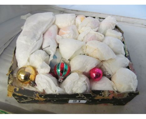 Various vintage Christmas baubles and a lighting set