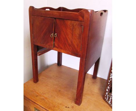 A Georgian tray top commode 21.5”