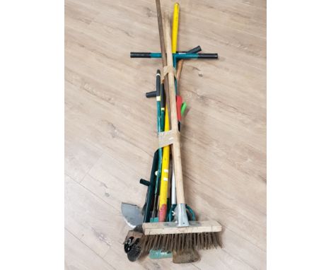 BUNDLE OF GARDEN TOOLS INCLUDES EDGE TRIMMER AND SHEARS ETC