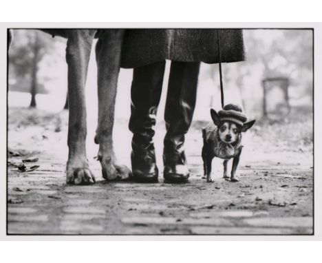 Elliott Erwitt (1928 Paris)New York, New York, USA. 1974/2022. Digitaler C-Print auf Photopapier. 15 x 15 cm. Verso m. Etiket