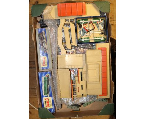 A small quantity of Hornby Dublo 2&3 rail Railway. 4 locomotives – 1,000B.H.P. Bo-Bo Diesel Electric D8000 (L.30) boxed. 2x B