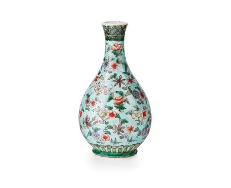 清 綠彩花卉紋小瓶 the bulbous body and long neck fully decorated with small flower blossoms on light apple-green enamel ground, the f