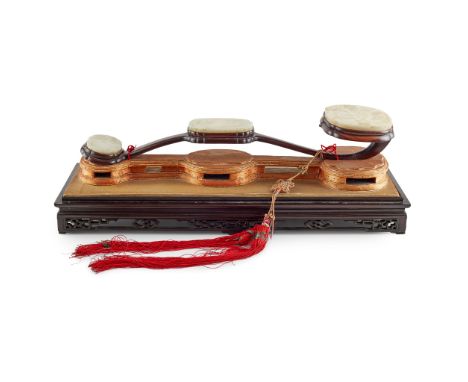 清末民初 木如意嵌玉牌帶座擺件 the brown wood sceptre inset with three shaped jade plaques, the top and largest jade plaque carved in low re