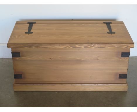 A pine storage trunk - Width 90cm - in good condition