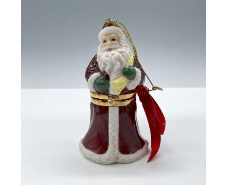 Glossy finish. Features a Santa Claus with a sack of toys. Completed by a gold closure and a red ribbon. Spode backstamp. Iss