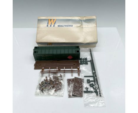 This is a model of a 40' steel reefer refrigerator car with Dreadnaughts Ends. This item has its original box with measuremen