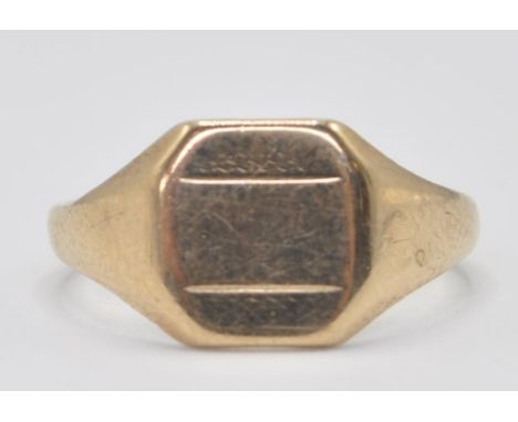 A hallmarked 9ct gold signet ring having a square head with an engraved panel. Hallmarked Birmingham 1963. Weight 1.8g. Size 