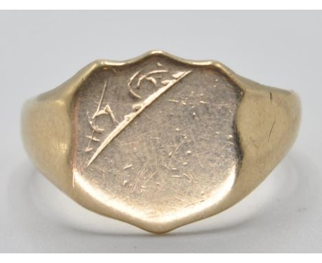 A hallmarked 9ct gold signet ring having an armorial crest to the head with engraved detailing. Hallmarked Birmingham 1990. W