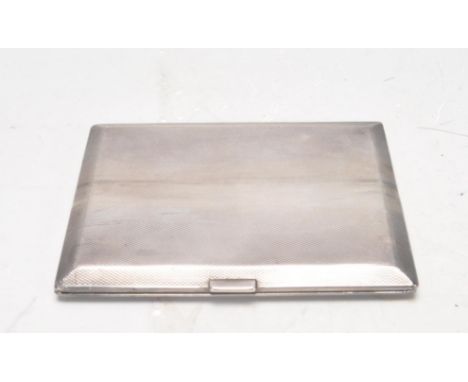 A hallmarked sterling silver cigarette case having an engine turned exterior. Gross weight 153g. Measures 10cm x 8cm. Bearing