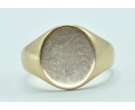 A hallmarked 9ct gold signet ring having an oval panel to the head. Hallmarked London 1987. Weight 6.3g. Size R.5.