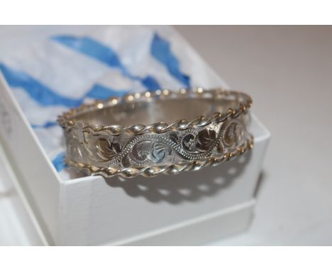 A 1979 Birmingham silver hinged bangle approx. 34gms 