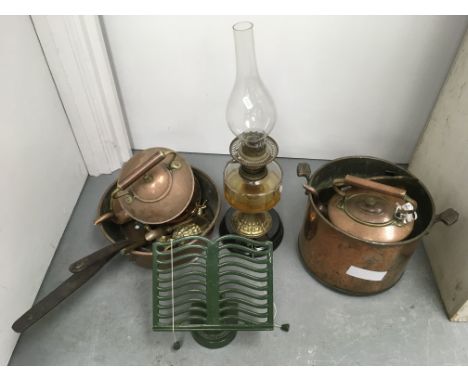 Copper pots and kettles, a trivet and an oil lamp