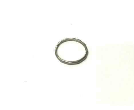 A platinum ring. Size approx R, weight approx 2.7g