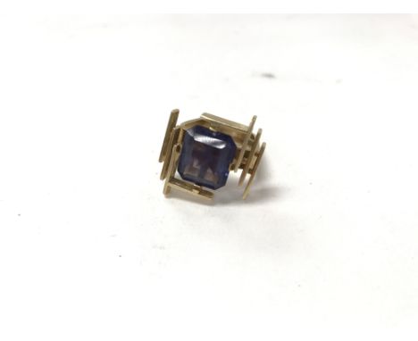 A 15ct gold modern design ring set with an alexandrite stone. Size approx O, weight approx 15.1g