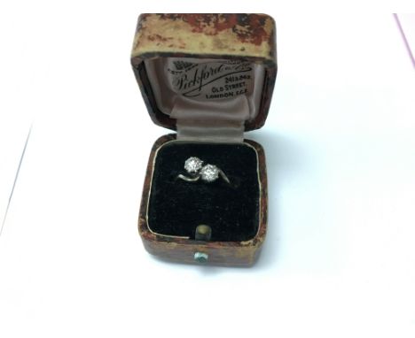 A gold ring with two diamonds. Weight approx 2.84g, size approx M
