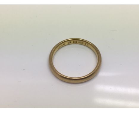 A 22ct gold wedding band, approx size R and approx 4.8g.