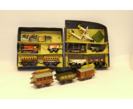 Hornby O Gauge Clockwork Locomotives and Stock, comprising M1 Passenger set with red locomotive and tender 3435 and two late 