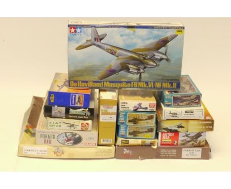 Aircraft Model Kits, A  boxed collection of First World War and later aircraft, 1:32, 1:48, 1:400 and 1:72 scale, including e