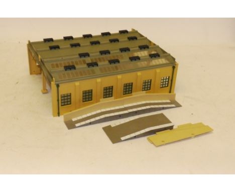 Hornby Dublo 00 Gauge plastic 4-Road Engine Shed, in built condition with base only of one original box, G, crack to roof at 