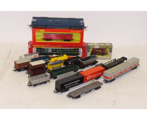 Hornby and Lima 00 Gauge Diesel Locomotives and various makers Rolling Stock, Hornby R357 BR green A1A A1A Diesel and seven w