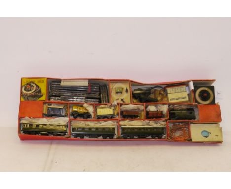 Trix Twin OO Gauge 3-rail Pre-War Trains, mostly in SR colours, including no 520 0-4-0 Tank locomotive, 3 SR coaches, SR refr