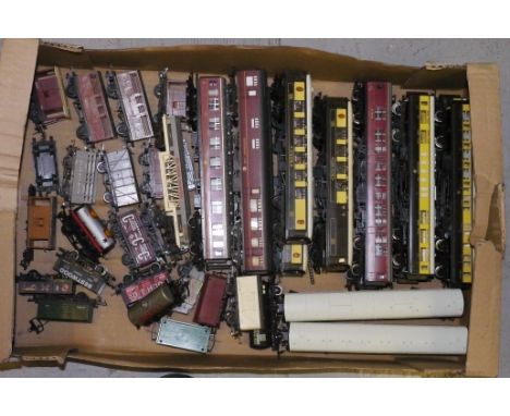 Tri-ang and Hornby 00 Gauge unboxed Passenger and Goods Rolling stock,  Tri-ang chocolate and cream Pullmans, (4), Mail Coach