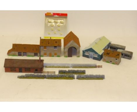Hornby 'Skaledale' OO Gauge Derelict Farm and Other Resin Buildings, including 4 derelict farm buildings, 2 old coach huts, l