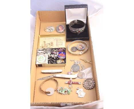 A BOX OF MISCELLANEOUS ITEMS, to include mother of pearl pen knives, brooches, some silver jewellery, costume jewellery, coin