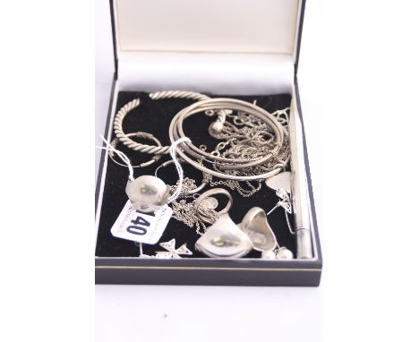 A SMALL TRAY OF SILVER AND WHITE METAL JEWELLERY, to include rings, bracelet, pen, etc