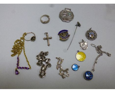 A COLLECTION OF JEWELLERY, to include enamel pendants, badges, rings, stick pin, necklaces, etc (sd)