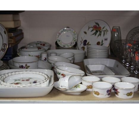 VARIOUS ROYAL WORCESTER 'EVESHAM' DINNERWARES, (over 30 pieces) and Worcester 'Arcadia' tea plates (12)