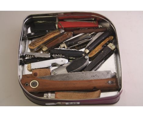 A TRAY OF PEN KNIVES (17)