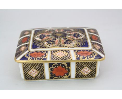 A ROYAL CROWN DERBY IMARI TRINKET BOX, '1128' pattern (base is a seconds)