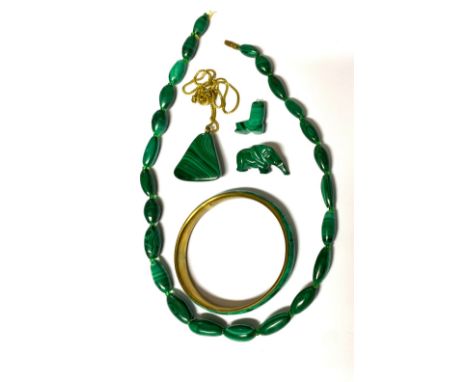 Collection of malachite jewellery including elephant and boot brooch, bead necklace (AF), triangular pendant on yellow metal 