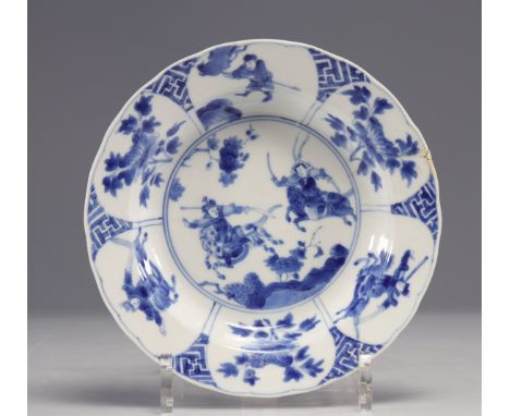 blue white porcelain plate decorated with Kangxi mark and period warriors - Weight:  176 g - Region: Chine - Sizes: D 185 mm 