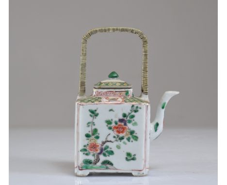 Kangxi famille verte porcelain teapot with floral decoration - Weight:  322 g - Region: Chine - Sizes: H 170 mm L 120 mm