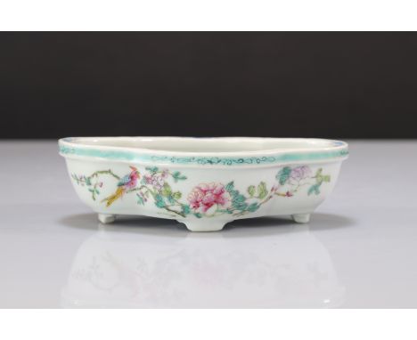 Famille rose porcelain planter - Weight:  350 g - Region: Chine - Sizes: H 47 mm L 180 mm - Condition details: At first sight