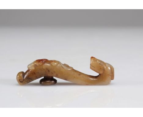 Jade fibula carved with a dragon's head and a Qing dynasty qilong - Weight:  41 g - Region: Chine - Sizes: L 85 mm
