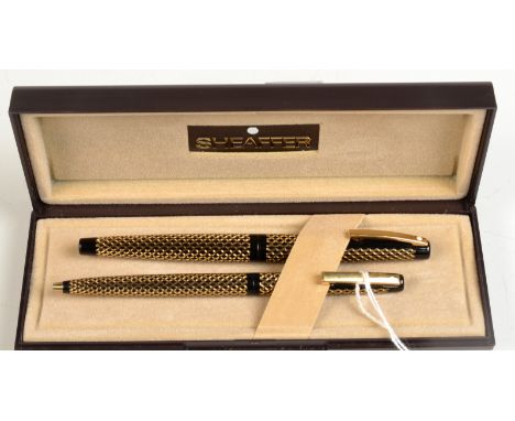 A Lady Sheaffer fountain pen in engine turned gilt and black lacquer and with 14ct gold nib.  Condition Report: Small amount 